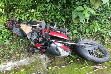 La motocicleta chocó con un carro particular en la Troncal de Occidente.