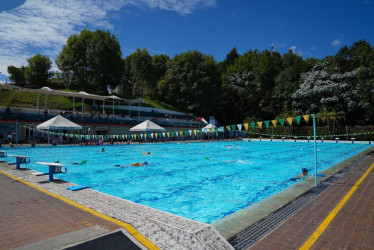 Muchas familias disfrutan sus vacaciones en piscinas. Se recomienda hacer un uso responsable, evitando juegos de contacto y siempre los menores de edad con la supervisión de un adulto responsable.