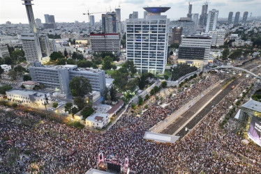 Miles de personas participan en una protesta este sábado, contra el Gobierno del primer ministro, Benjamín Netanyahu, en la plaza de la Democracia de Tel Aviv (Israel).
