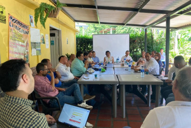 Reunión en Las Margaritas entre la comunidad, alcaldes Palestina, Risaralda y Anserma, y representantes de Pacífico Tres.