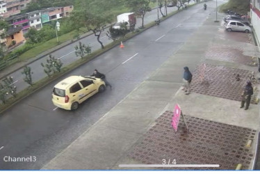 En video quedó registrado cómo un taxi arrastró a un ciudadano en Manizales. 