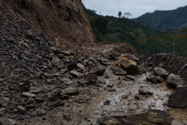 Caída de tierra y rocas cerró el paso al corregimiento de Las Margaritas, en Manzanares (Caldas).