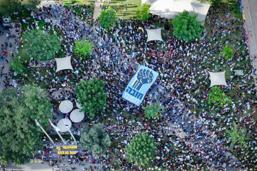 Miles de personas frente al edificio Histadrut en Tel Aviv convocan a una huelga general hasta que se fije la fecha de las elecciones generales.