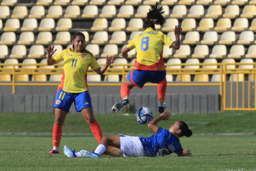 Marcela Restrepo (arriba), de Colombia, disputa el balón con Stefany Cedeño, de Ecuador. La Tri le ganó el amistoso a la selección cafetera, disputado este sábado en el estadio Jaime Morón en Cartagena.