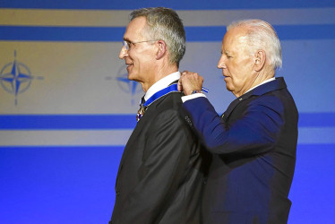 Foto | EFE | LA PATRIA  El presidente de los EE.UU., Joe Biden, otorga la medalla presidencial de la libertad al secretario general de la OTAN, Jens Stoltenberg, en la ceremonia del 75 aniversario de la organización.