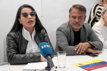 Foto | EFE | LA PATRIA La jefa del comando de campaña del partido Vente Venezuela, Mari Luz Palma, habla junto al coordinador político de Vente Venezuela, Mauricio Baquero, en Bogotá