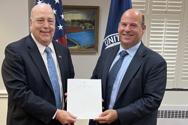 El nuevo embajador de Colombia en EE. UU, Daniel García-Peña Jaramillo (izq.), recibió sus credenciales ante el Departamento de Estado de los Estados Unidos por el jefe de Protocolo en Funciones, Ethan Rosenzweig.