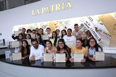 Los estudiantes recibieron sus diplomas de participación en el taller.