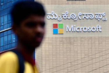 Un hombre camina cerca de las oficinas de Microsoft Bangalore, India.
