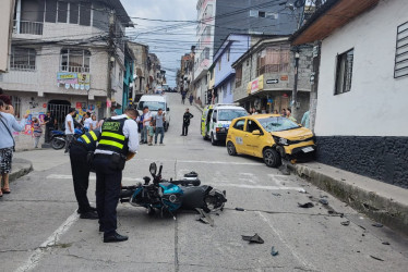 Un motociclista resultó lesionado en un choque contra un taxi en Villamaría.