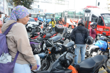 Campaña de la Agencia Nacional de Seguridad Vial en la Avenida del Centro de Manizales para  buenas prácticas de la conducción de motociclistas.