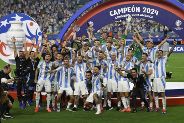 Lionel Messi (centro) levanta su segunda (y casi seguramente última) Copa América, rodeado de sus compañeros de la selección argentina.