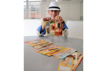 Cristian Cuartas con su colección de boletas. 