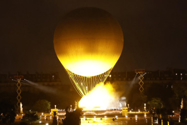Vista del encendido del pebetero durante la ceremonia de inauguración de los Juegos Olímpicos de París 2024, este viernes en la capital francesa.