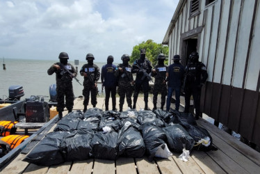 En la lancha interceptada en el Caribe hondureño eran transportados 20 fardos de supuesta cocaína.
