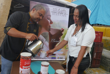 Dader Zea, dueño del Café Doña Isabel, y Tatiana Gutiérrez, de la Fundación Mujeres Víctimas para la Reconciliación, consolidaron una alianza para vender el producto. Parte de las ganancias se destina al apoyo de a mujeres enfermas de cáncer y maltratadas.