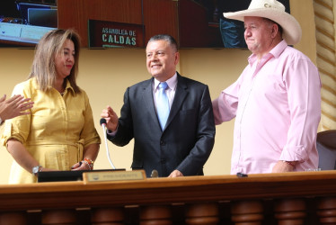 Juan Carlos Pérez (centro) fue elegido el miércoles, 24 de julio, como contralor de Caldas en un proceso que se inició el 6 de septiembre del 2021. Le quedan 17 meses al frente del cargo, hasta finales del 2025.