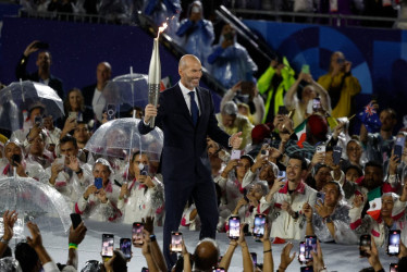 El exfutbolista Zinedine Zidane porta la antorcha olímpica en la Plaza del Trocadero durante la ceremonia de inauguración de los Juegos Olímpicos de París 2024