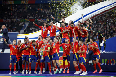 El capitán de la selección española Álvaro Morata (c) levanta el trofeo junto a sus compañeros durante la celebración de la victoria de la Eurocopa, en el estadio Olímpico de Berlín.