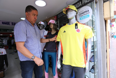 Las camisetas de la selección Colombia se están agotando en algunos puntos de venta en la carrera 23 de Manizales. Conozca los precios.
