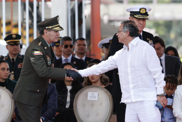 El presidente Gustavo Petro a su llegada al desfile saludando al director de la Policía Nacional, el general William Salamanca. 