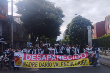 En Pereira comenzó desde la mañana una marcha de pañuelos blancos que exige respuestas por el padre Darío.