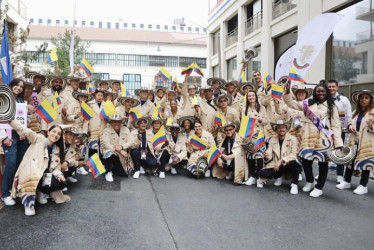 Deportistas colombianos de camino a la ceremonia. 