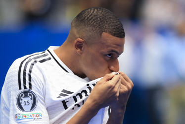 Mbappé cumplió con la petición de la afición y besó el escudo.