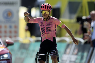 El ciclista ecuatoriano Richard Carapaz de EF Education - EasyPost celebra mientras cruza la línea de meta para ganar la etapa 17 de la carrera ciclista Tour de Francia 2024 de 177 km desde Saint-Paul-Trois-Chateaux hasta Superdevoluy (Francia).