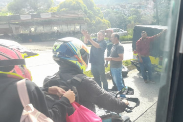 El vehículo quedó obstaculizando un carril de la salida de Villamaría hacia la capital de Caldas.