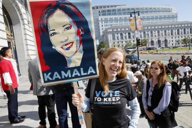 Una miembro del Comité Demócrata de San Francisco sostiene una imagen de la vicepresidenta Kamala Harris en apoyo a su nominación a la presidencia.