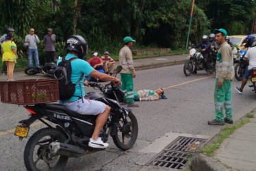 Operario de empresa de aseo habría sido arrollado por motociclista.