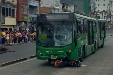 Accidente de moto con articulado del Megabús, por presuntamente, invadir carril de Solo Bus, resultó fatal para la parrillera. 