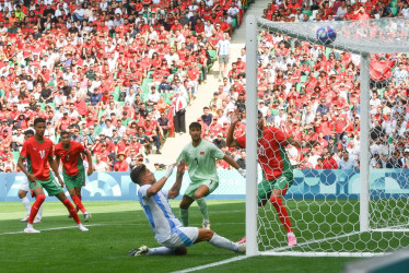 La primera jornada del fútbol en París 2024 tuvo un punto en común: los largos añadidos. En total, 123 minutos en ocho partidos -más de 15 de media-, teniendo en cuenta ambas partes. Argentina y Marruecos lideran el tiempo extra, con 24 minutos más de tiempo efectivo, 15 en el segundo tiempo.