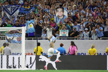 Los fanáticos argentinos celebran después de que el defensa argentino Nicolás Otamendi anotara el penalti ganador contra Ecuador durante el partido de fútbol de cuartos de final de la Conmebol Copa América 2024 entre Argentina y Ecuador, en Houston, Texas (EE. UU).