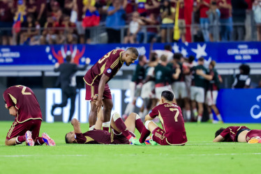 Los jugadores de Venezuela reaccionan después de perder ante Canadá (al fondo) durante el desempate desde el punto penal en el partido de cuartos de final de la Conmebol Copa América 2024 entre Venezuela y Canadá, en Arlington, Texas (EE. UU.).
