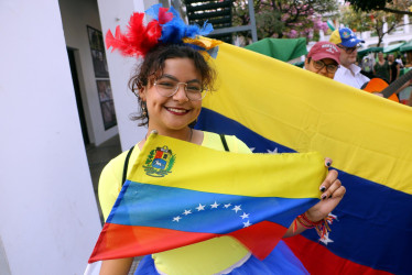 Una mujer posa durante una concentración de ciudadanos venezolanos durante la jornada de elecciones presidenciales en Venezuela este domingo, en Santa Cruz (Bolivia).