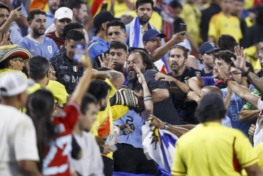 Las gradas del Bank of America Stadium se volvieron escenario de una pelea entre futbolistas de la selección uruguaya y aficionados de la colombiana.