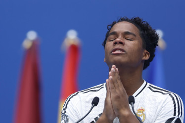 El delantero brasileño Endrick durante su presentación como nuevo jugador del Real Madrid, este sábado en el estadio Santiago Bernabéu. 