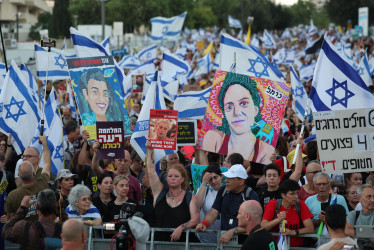 Familiares y familiares de rehenes israelíes retenidos por Hamas en Gaza y sus partidarios sostienen carteles, pancartas y banderas mientras participan en una marcha de protesta pidiendo la liberación de los rehenes, cuando llegaron a la oficina del primer ministro en Jerusalén.