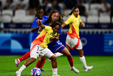 Manuela Pavi (7) convirtió el segundo gol de Colombia en la derrota 3-2 ante Francia. 