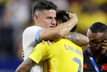 Abrazo tras el triunfo y la clasificación entre James Rodríguez y Lucho Díaz.