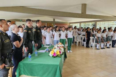 La Institución Rural La Cabaña, de Manizales, reconoce los avances en convivencia y destaca la colaboración de la Policía Nacional en un emotivo acto.