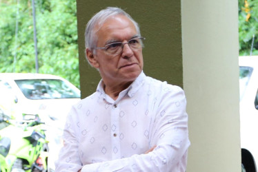 El ministro de Hacienda, Ricardo Bonilla, durante su visita a Cenicafé, en Chinchiná (Caldas).