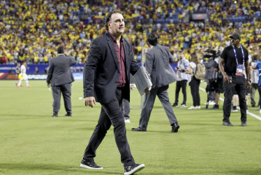 El entrenador de Colombia, Néstor Lorenzo, sale del campo después del partido de semifinales de la Conmebol Copa América 2024 entre Uruguay y Colombia en el estadio Bank of America en Charlotte, Carolina del Norte (EE.UU.).