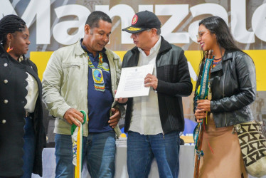 El presidente, Gustavo Petro, entregó en su reciente visita a Manizales la constitución del resguardo indígena La Trina del Pueblo Emberá Chamí.