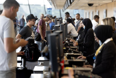 United Airlines atiende a pasajeros en el aeropuerto Dulles en Virginia (Estados Unidos).