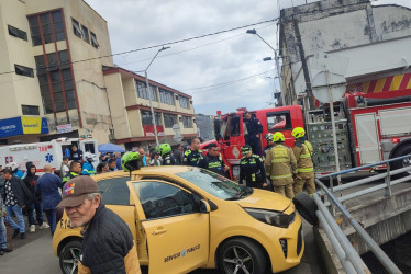 El taxi golpeó contra las barandas en la Plaza Alfonso López de Manizales.