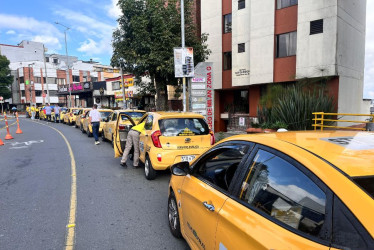 La movilización de taxistas en Manizales comenzó en Milán. 