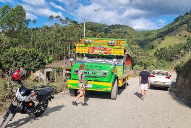 Esta chiva estuvo parada cerca de una hora en la vereda La Robada, por el bloqueo en la vía Riosucio (Caldas) - Jardín (Antioquia).